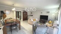 Sala d'estar de Casa adosada en venda en Rubí amb Aire condicionat, Calefacció i Jardí privat