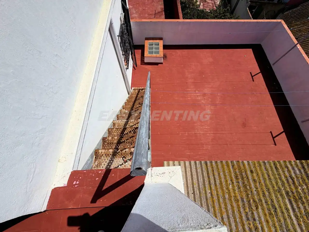 Vista exterior de Casa o xalet en venda en La Línea de la Concepción amb Aire condicionat, Terrassa i Moblat
