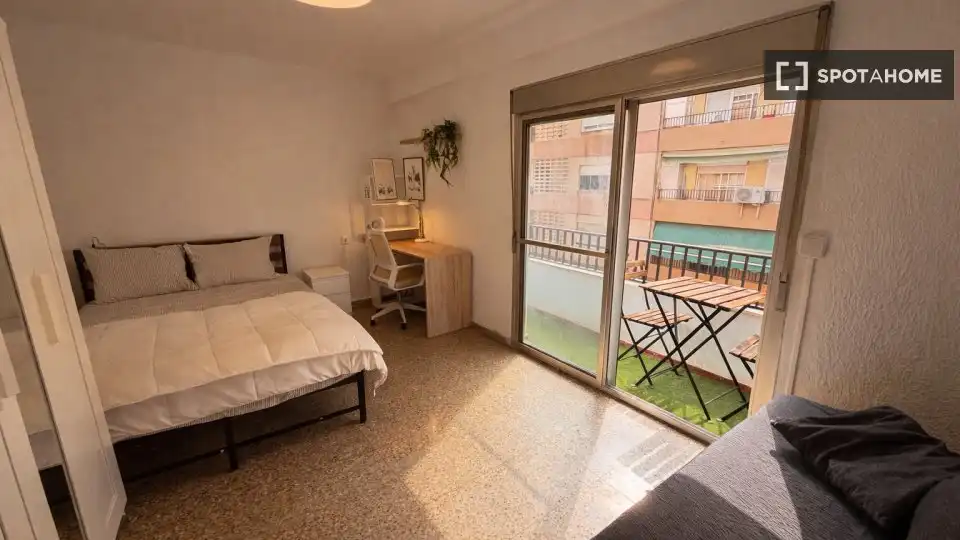 Habitación de Piso de alquiler en Valencia con Aire acondicionado, Calefacción y Amueblado