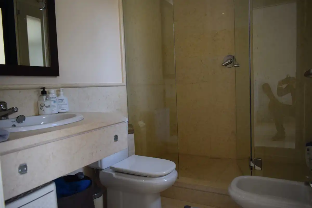 Badezimmer von Wohnungen zur Miete in Benahavís mit Klimaanlage, Möbliert und Fernseher