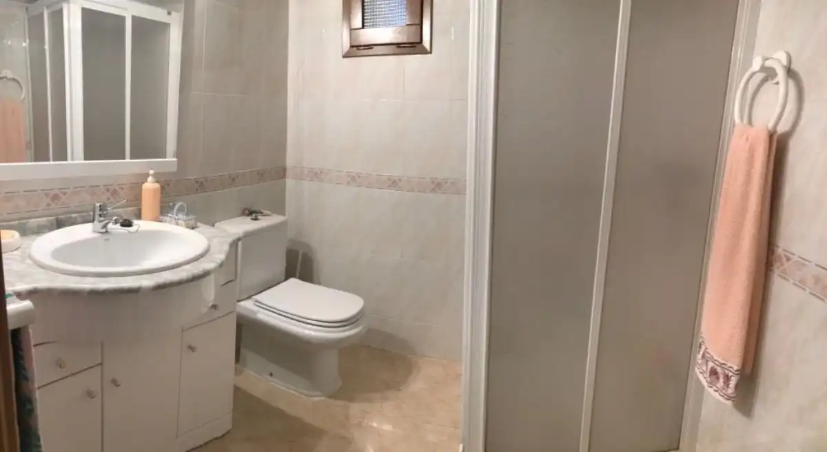 Baño de Casa adosada en venta en Valdeltormo con Trastero, Amueblado y Horno