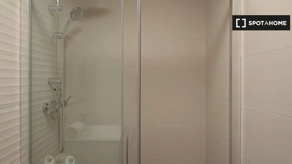 Bathroom of Flat for rent in Madrid  with Air Conditioner, Heating and Furnished
