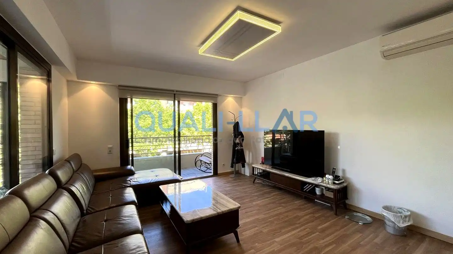 Sala d'estar de Pis en venda en Sant Feliu de Llobregat amb Aire condicionat, Jardí privat i Parquet