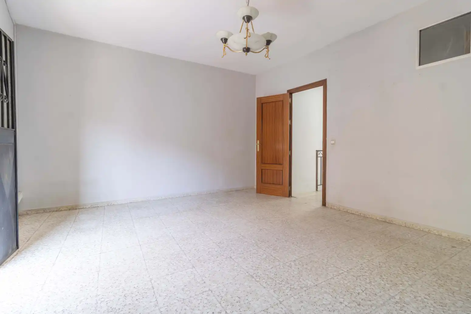 Einfamilien-Reihenhaus zum Verkauf in Sevilla mit Terrasse, Abstellraum und Balkon