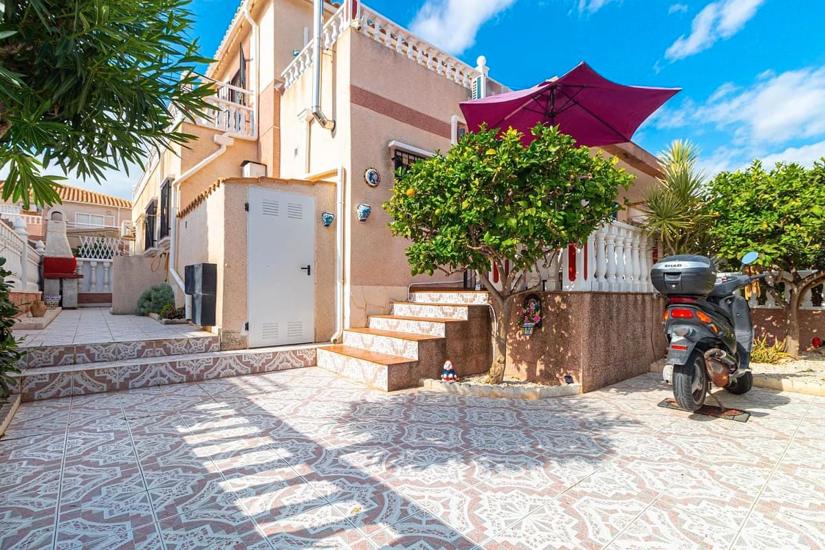 Exterior view of Single-family semi-detached for sale in Orihuela  with Air Conditioner, Private garden and Terrace