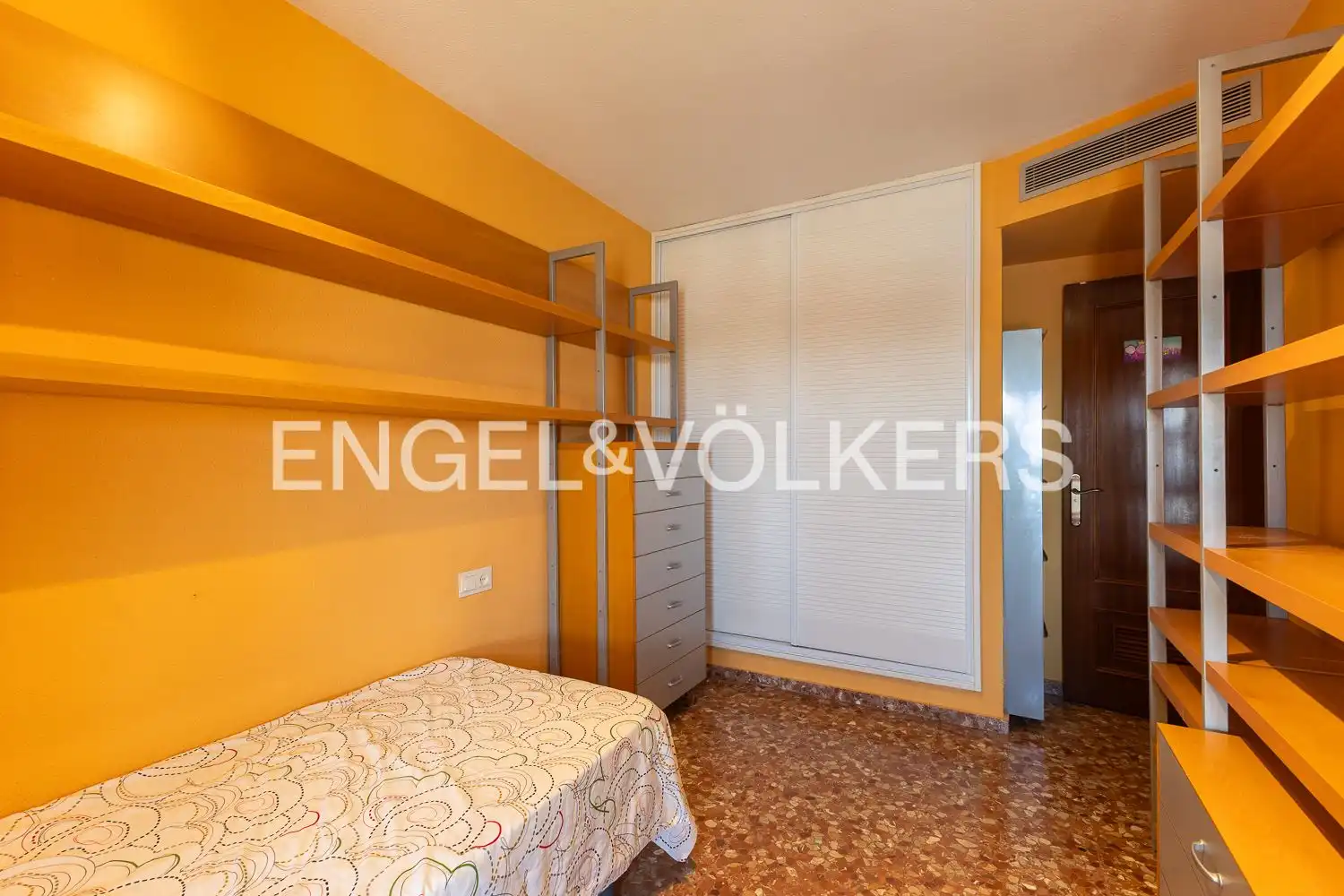 Schlafzimmer von Wohnung zur Miete in Valencia mit Klimaanlage, Heizung und Terrasse