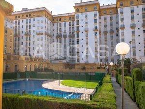 Vista exterior de Pis de lloguer en  Sevilla Capital amb Terrassa, Piscina i Balcó