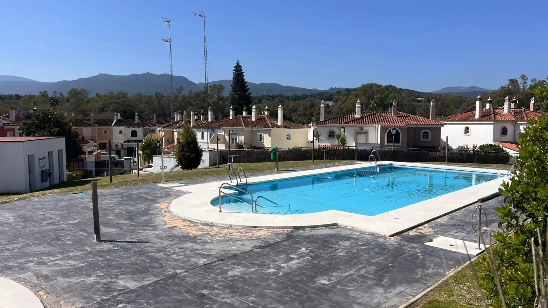 Piscina de Casa adosada en venda en Los Barrios amb Piscina comunitària