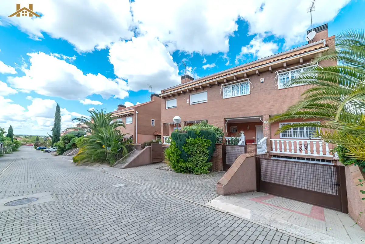 Vista exterior de Casa adosada en venta en Boadilla del Monte con Aire acondicionado, Calefacción y Jardín privado