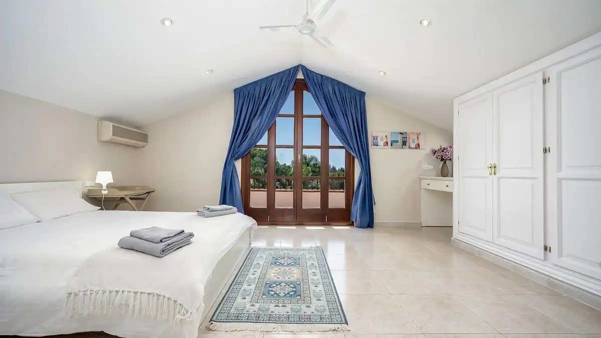 Bedroom of Houses for sale in Benahavís  with Air Conditioner, Private garden and Terrace