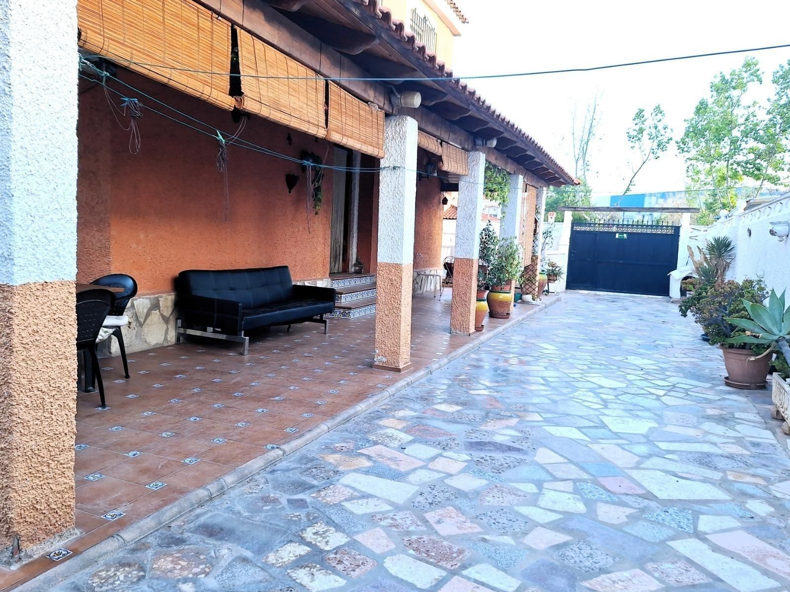 Vista exterior de Casa o chalet en venta en San Vicente del Raspeig / Sant Vicent del Raspeig con Aire acondicionado, Calefacción y Jardín privado