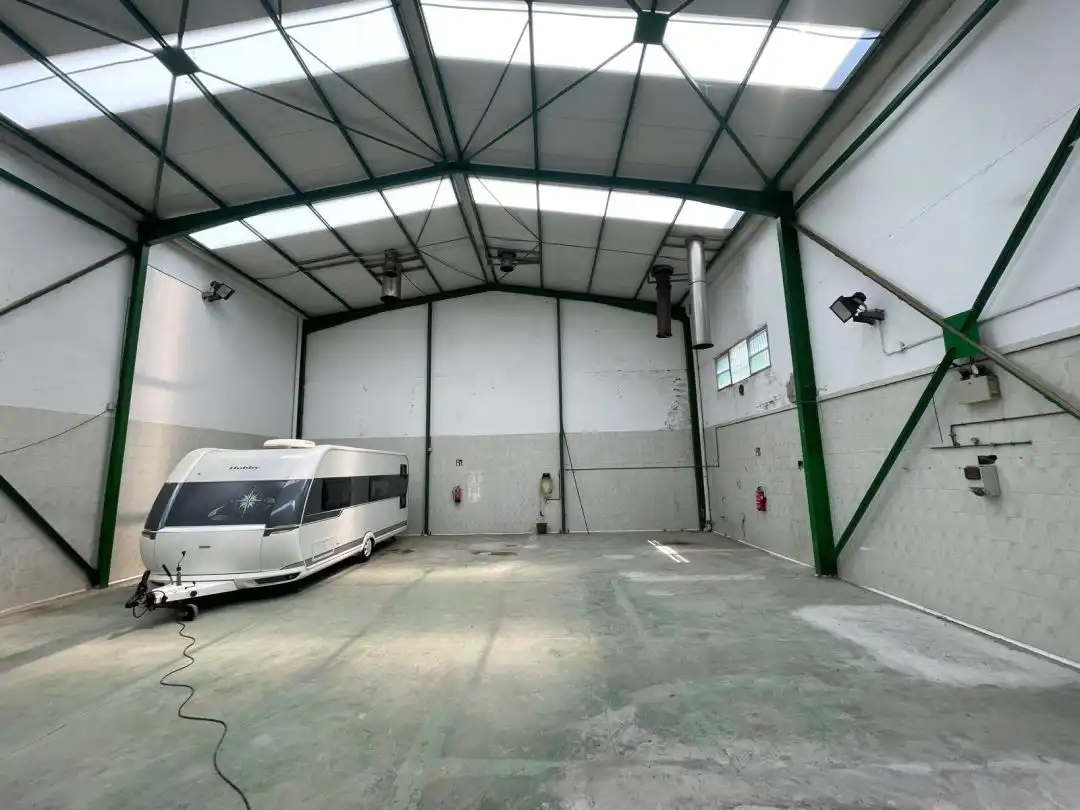 Parkplatz von Fabrikhallen zur Miete in Usurbil