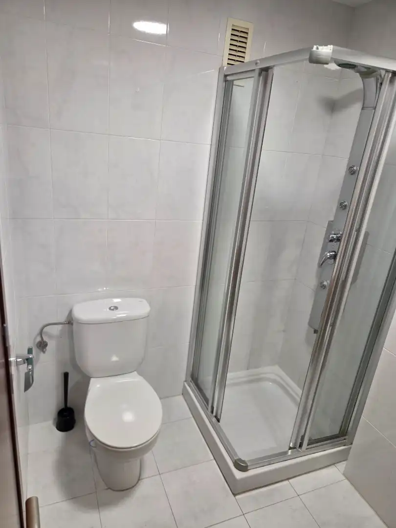 Baño de Piso de alquiler en Barcelona con Calefacción, Horno y Lavadora