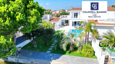 Bienvenido a su paraíso junto al agua! Esta encantadora casa junto al canal en Empuriabrava ofrece una vida de lujo y relajación,