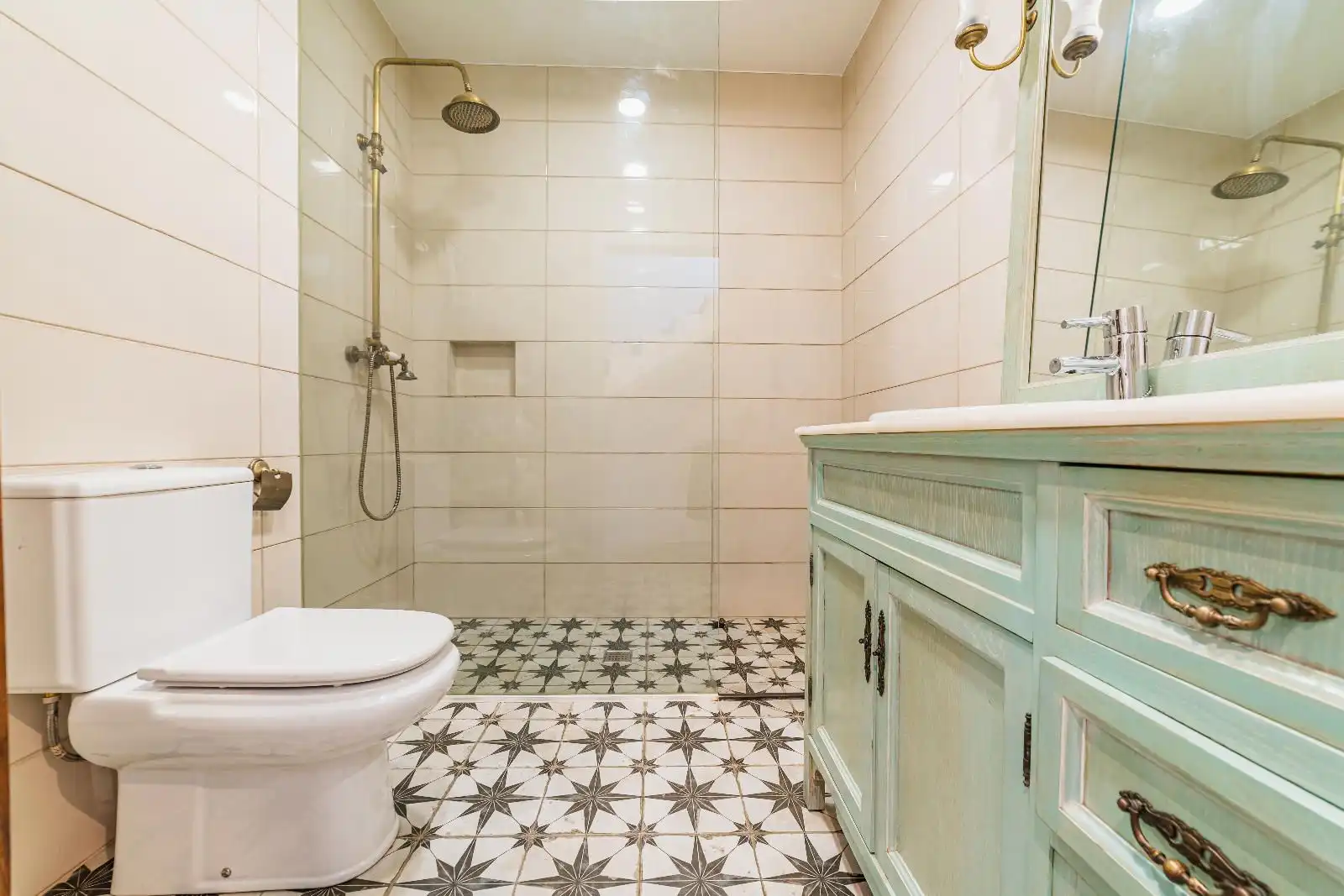 Bathroom of Houses for sale in Nucli Urbà 