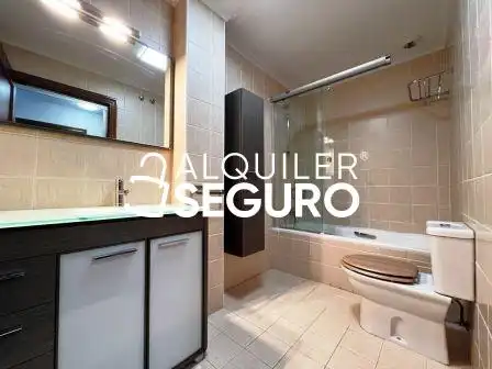 Baño de Piso de alquiler en Bilbao  con Calefacción y Terraza