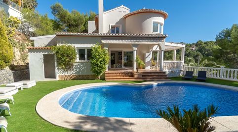 Bienvenido a la exclusividad de la villa de lujo en Altea la Vella, donde encontrará una mezcla de diseño moderno y mediterráneo e