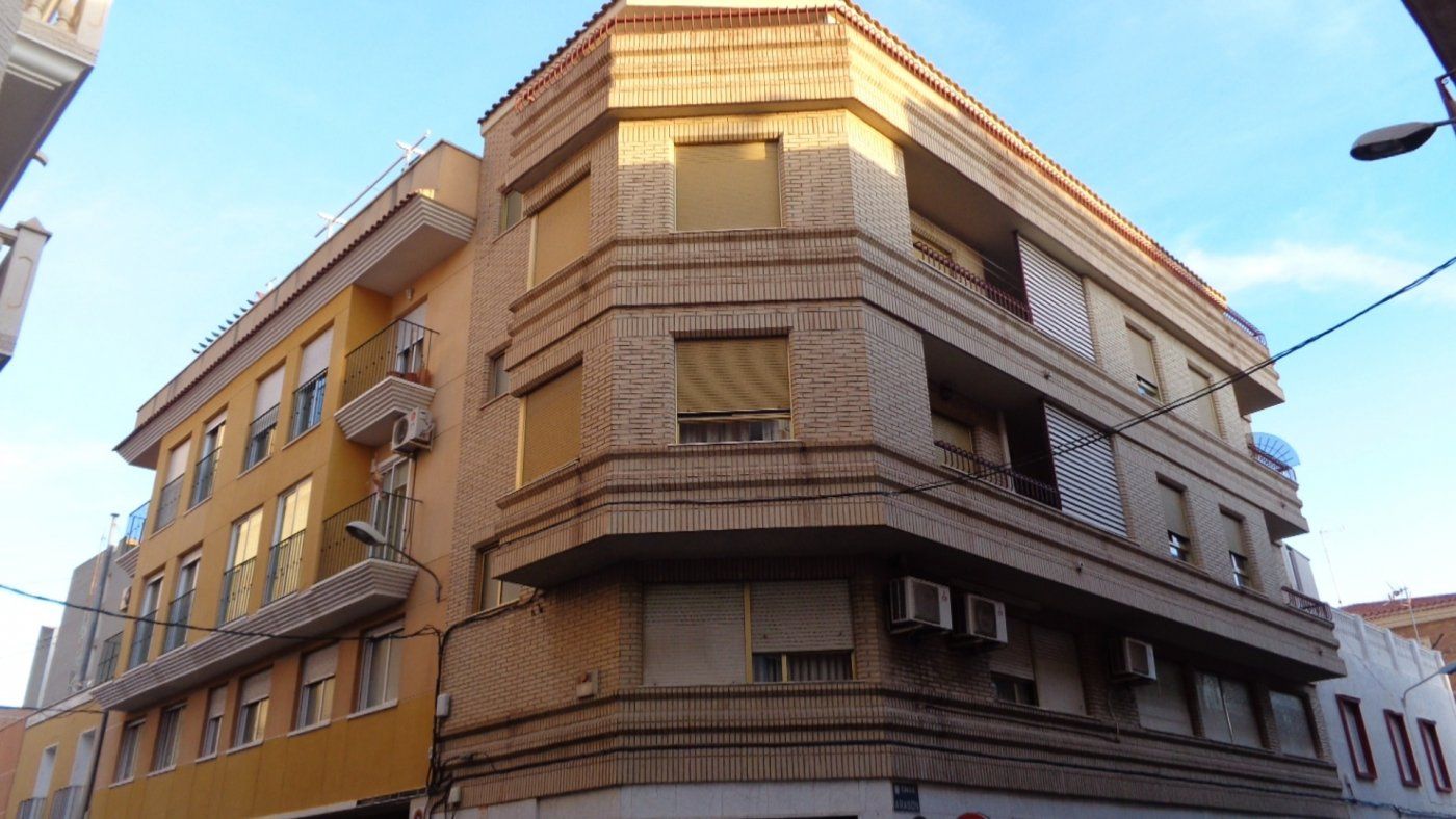 Vista exterior de Casa o xalet en venda en Elda amb Aire condicionat, Terrassa i Balcó