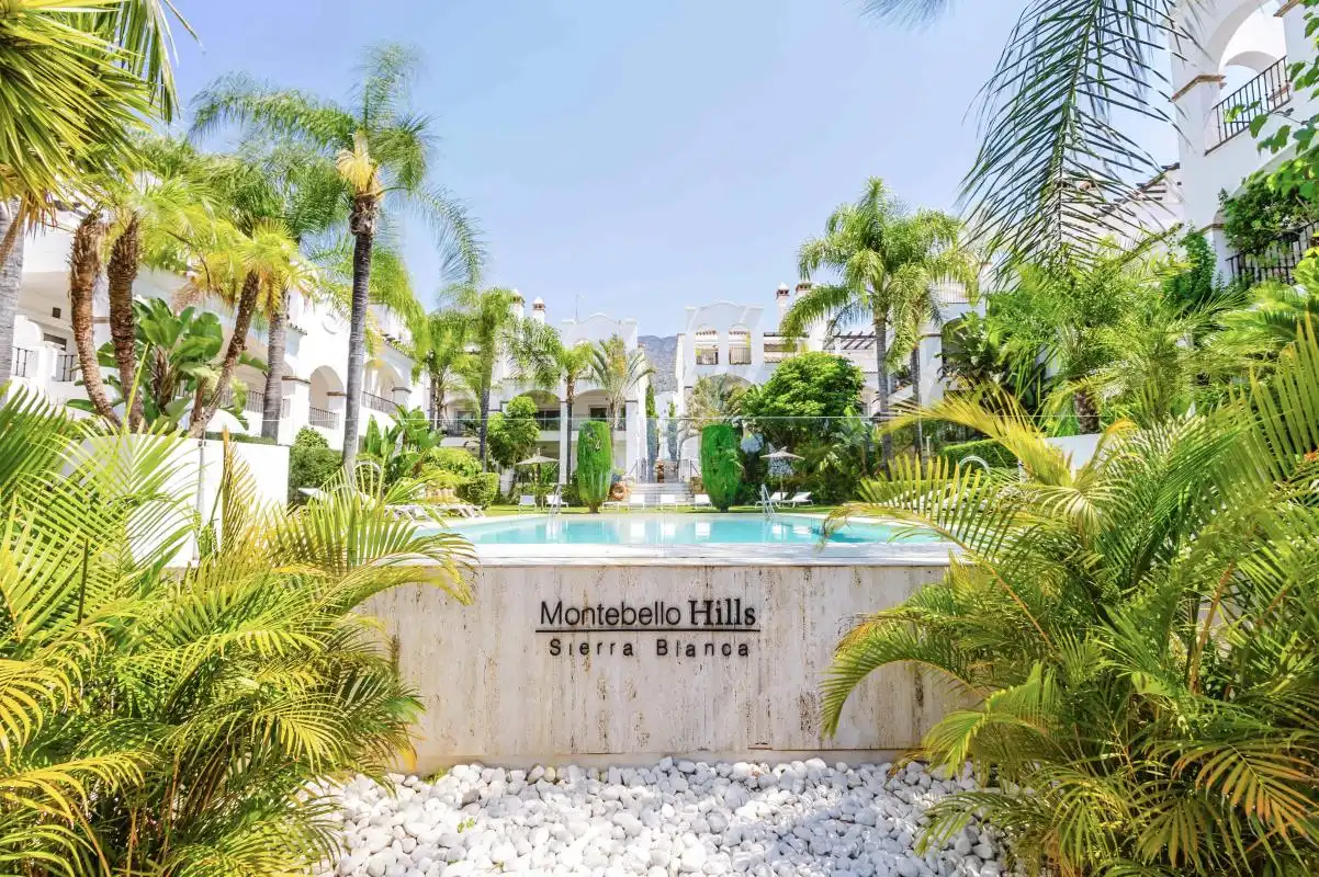 Vista exterior de Dúplex en venta en Marbella con Aire acondicionado, Calefacción y Jardín privado