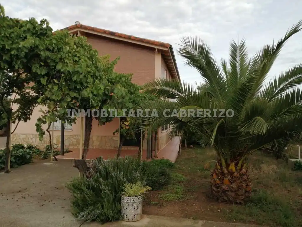 Vista exterior de Casa o chalet en venta en Alberite con Calefacción, Jardín privado y Parquet