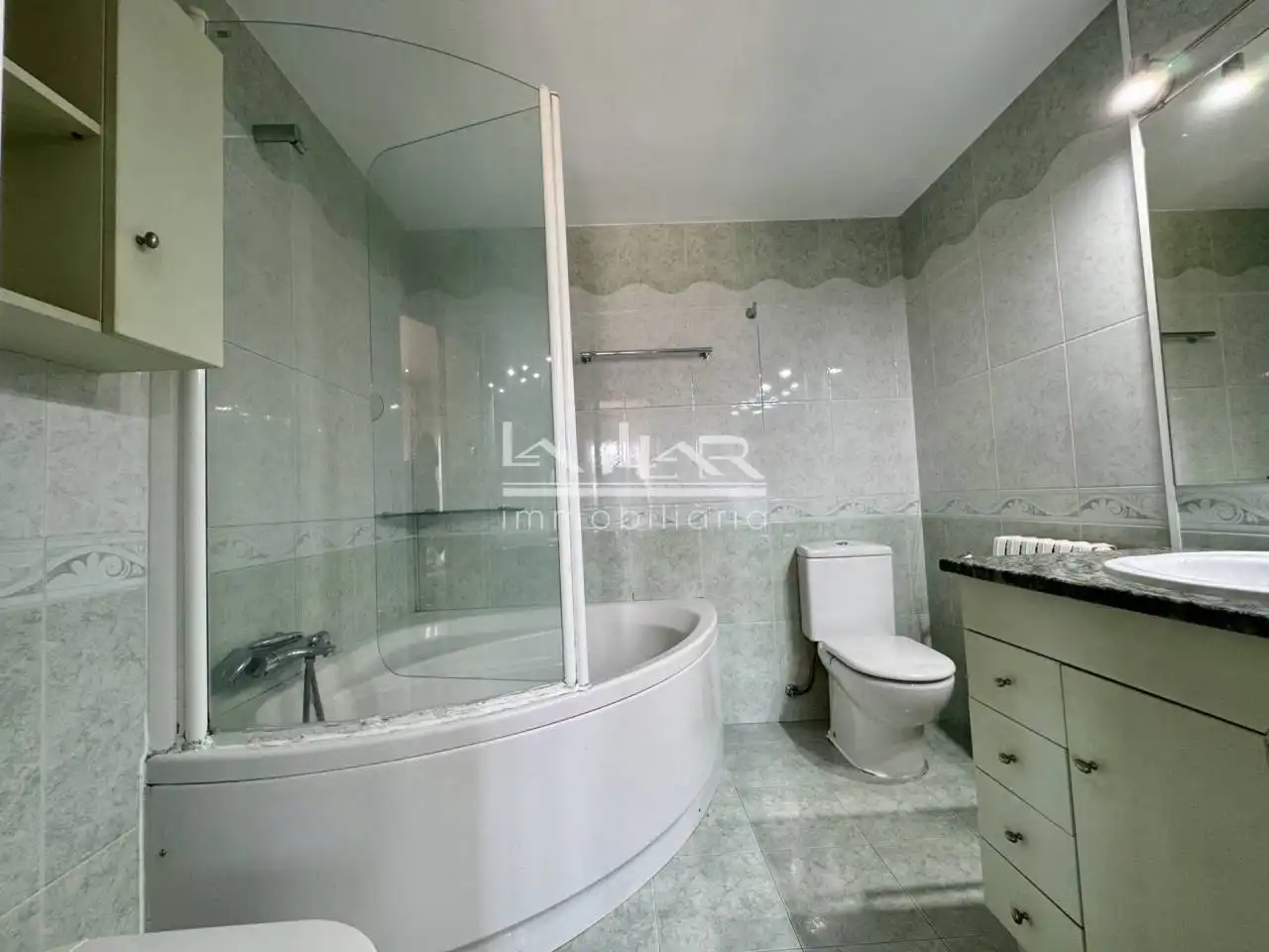 Baño de Piso de alquiler en Vic con Aire acondicionado, Calefacción y Amueblado