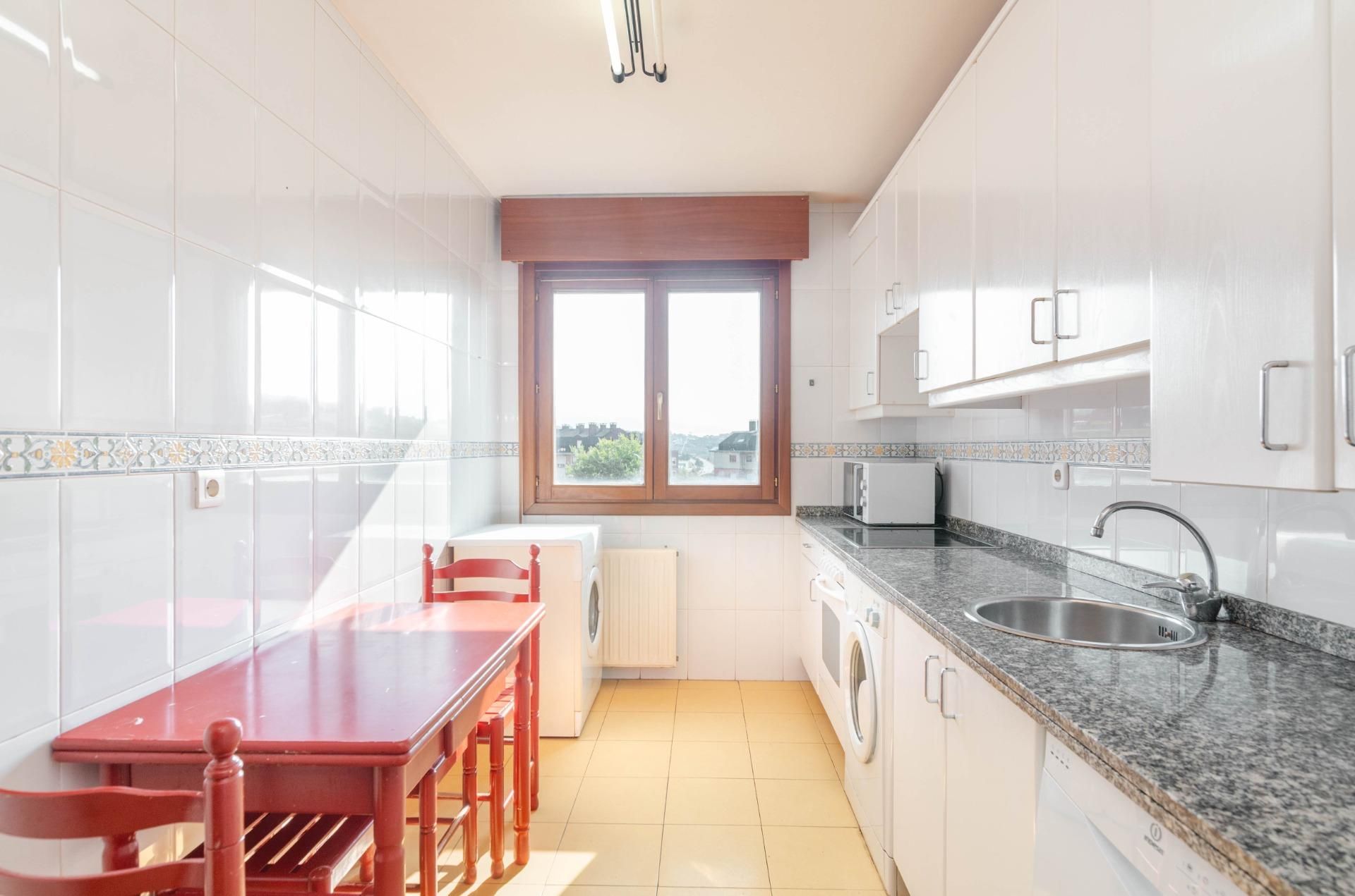 Kitchen of Flat for sale in Oviedo   with Heating and Private garden