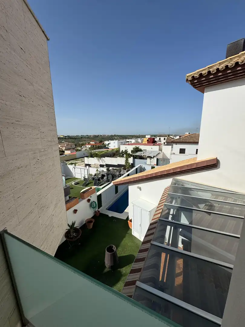 Vista exterior de Casa o xalet en venda en Paradas amb Piscina i Piscina comunitària