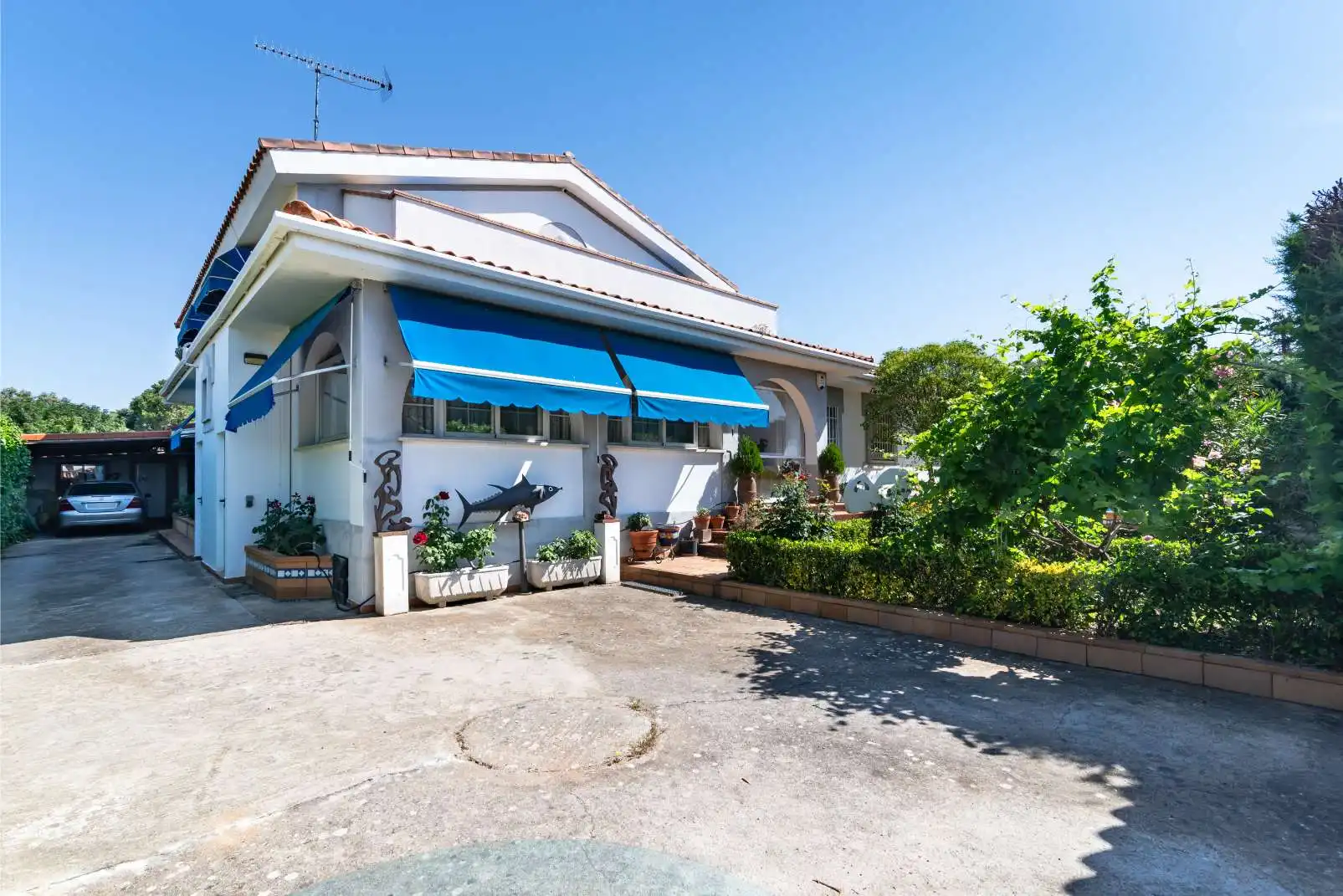 Vista exterior de Casa o xalet en venda en Nuevo Baztán amb Aire condicionat, Calefacció i Jardí privat