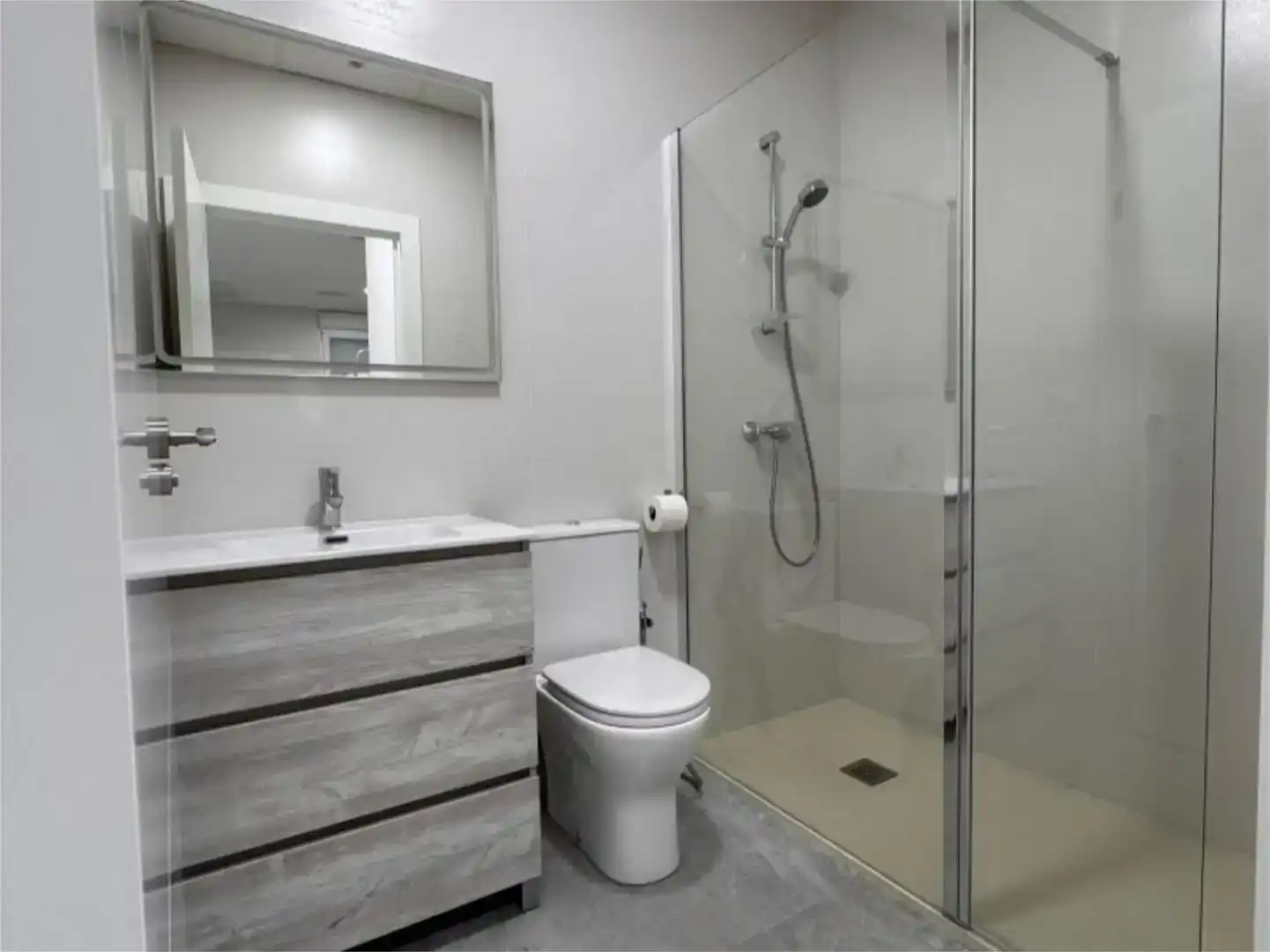 Badezimmer von Erdgeschoss zur untervermieten in Elche / Elx mit Klimaanlage und Möbliert