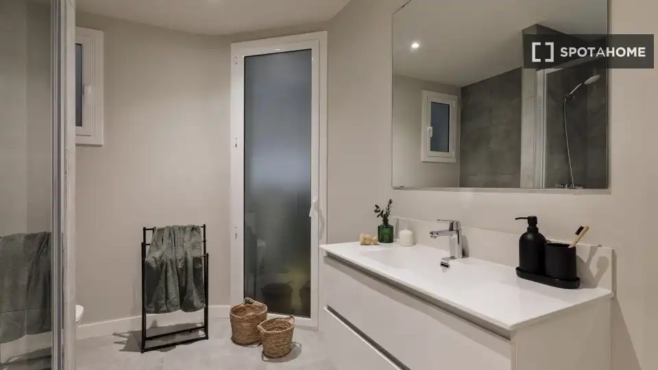 Badezimmer von Wohnungen zur untervermieten in Barcelona mit Klimaanlage, Terrasse und Möbliert