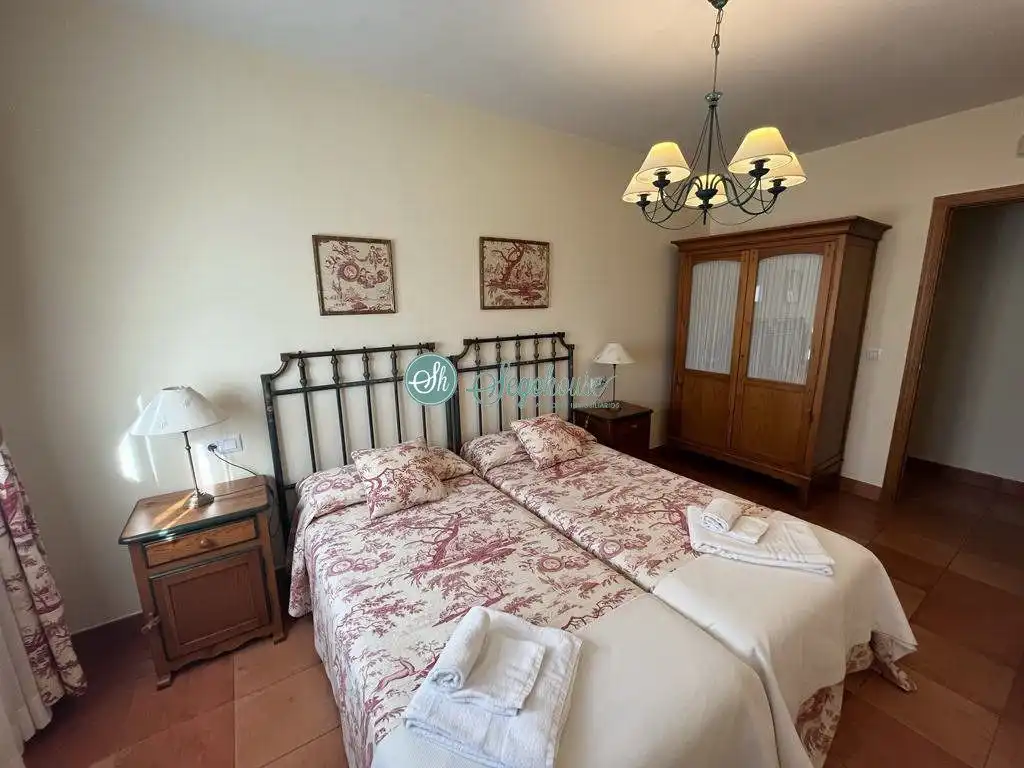 Dormitori de Casa o xalet de lloguer en Palazuelos de Eresma amb Calefacció, Terrassa i Moblat