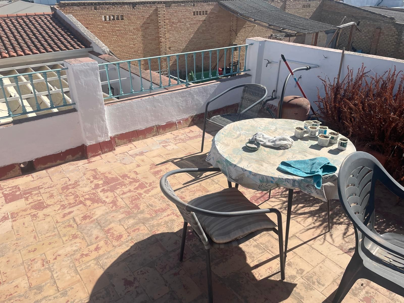 Terrassa de Casa adosada en venda en Albaida del Aljarafe amb Aire condicionat, Jardí privat i Traster