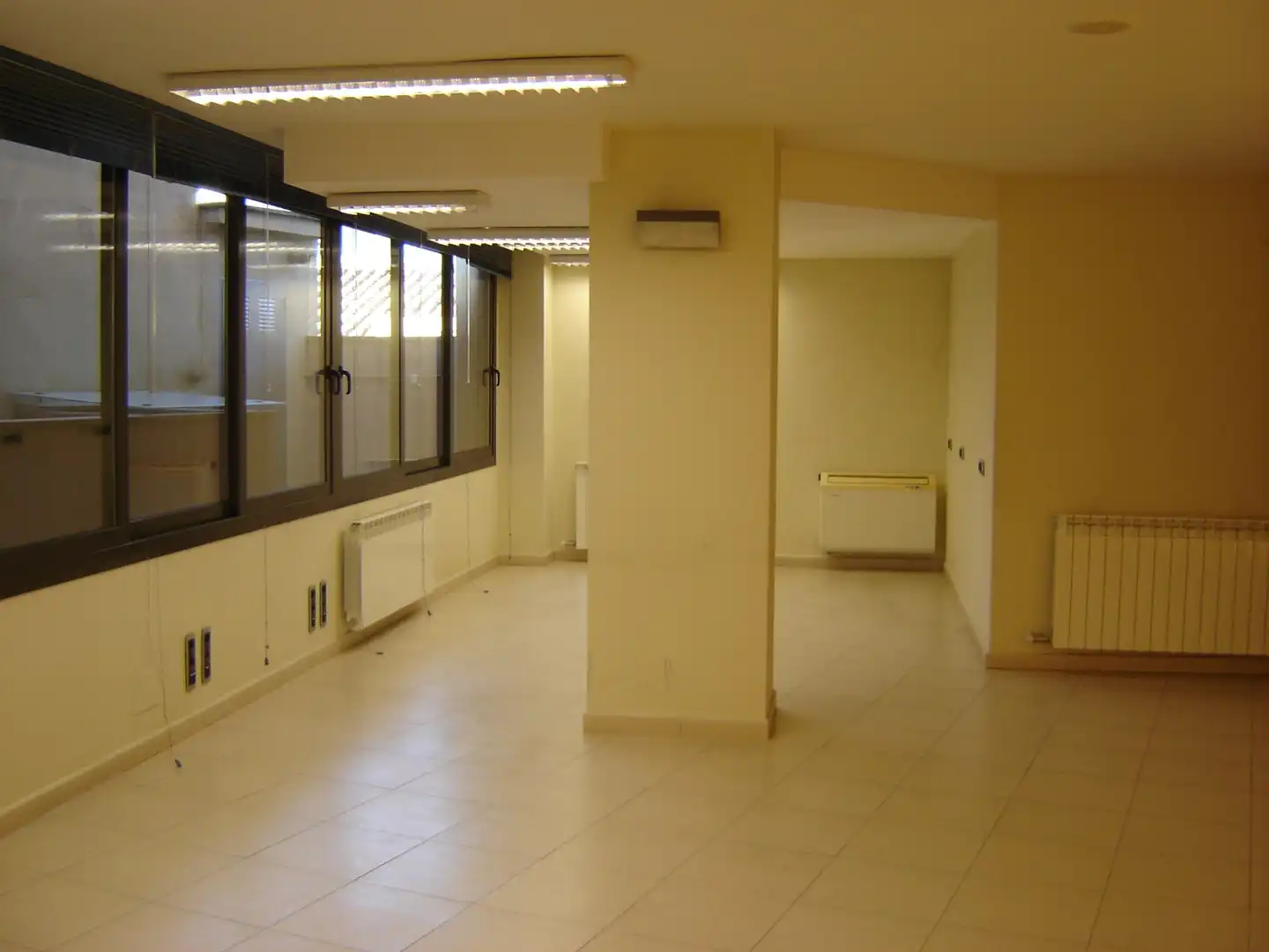 Oficina de alquiler en La Bisbal d'Empordà con Aire acondicionado y Calefacción