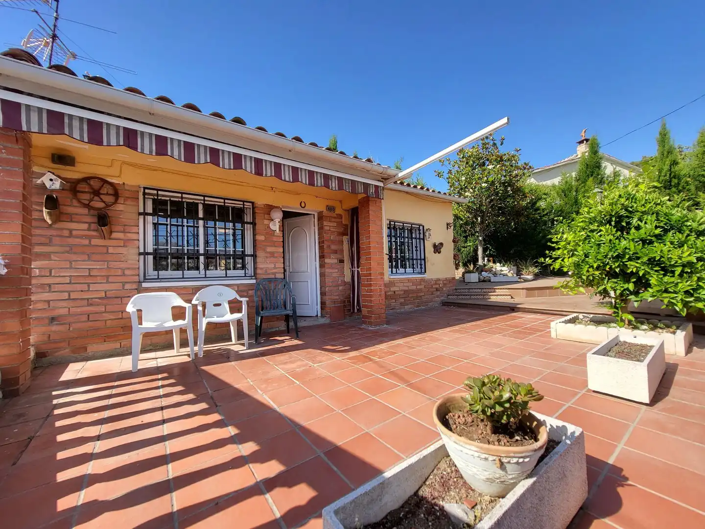 Vista exterior de Casa o xalet en venda en Esparreguera amb Calefacció, Jardí privat i Terrassa