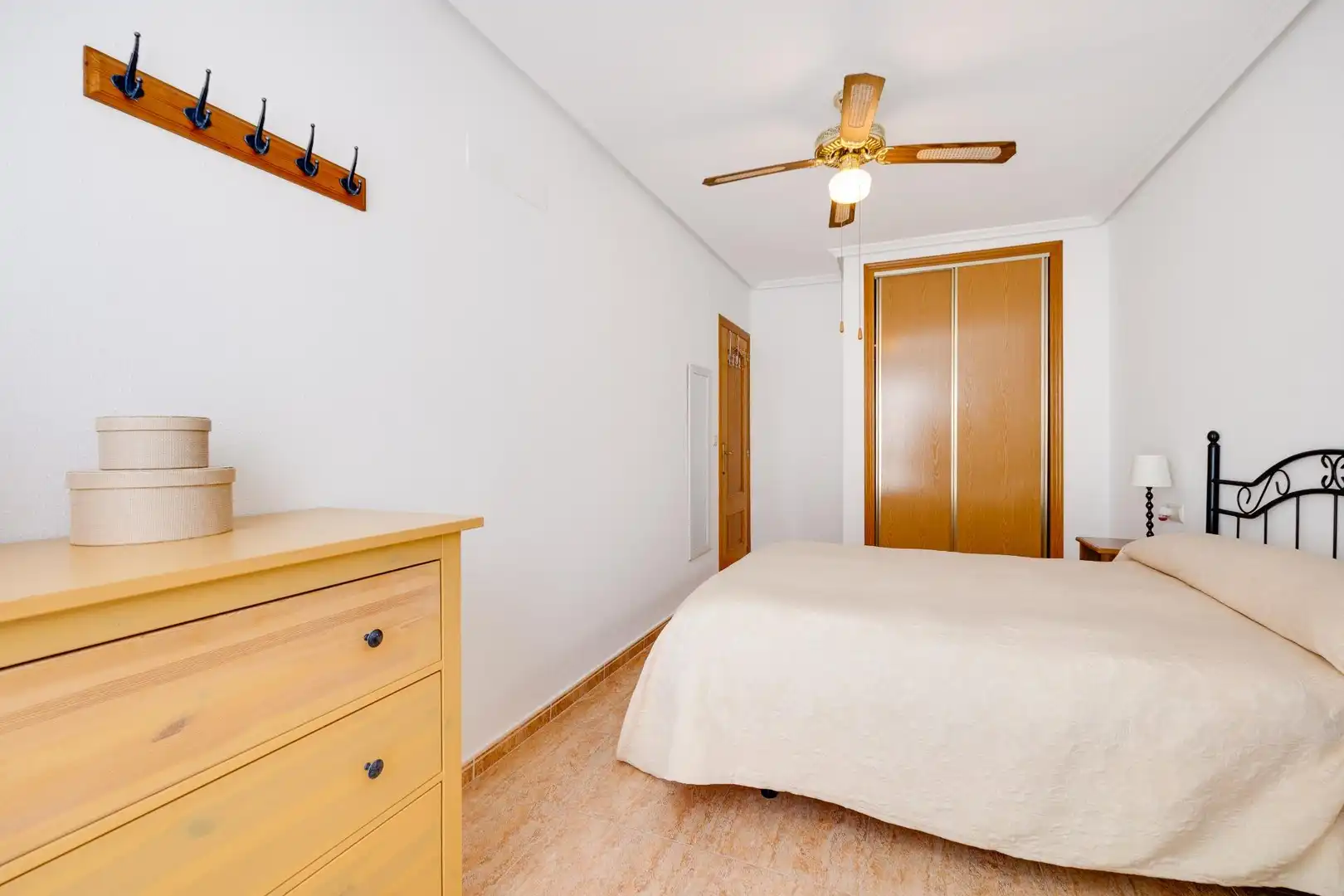 Habitación de Apartamento en venta en Torrevieja con Aire acondicionado, Terraza y Trastero
