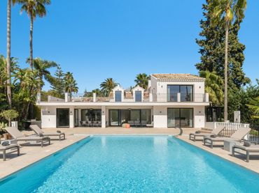 Chalet con piscina en venta en Nueva Andalucía