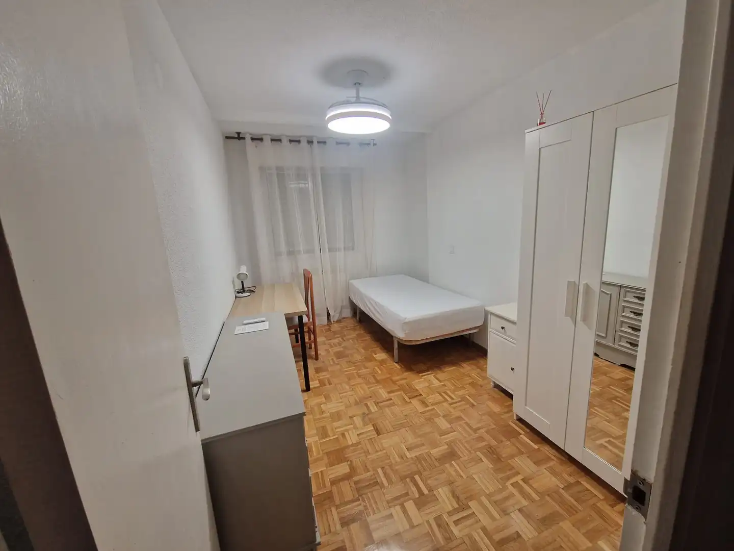 Dormitori de Pis de lloguer en Móstoles amb Calefacció, Parquet i Moblat