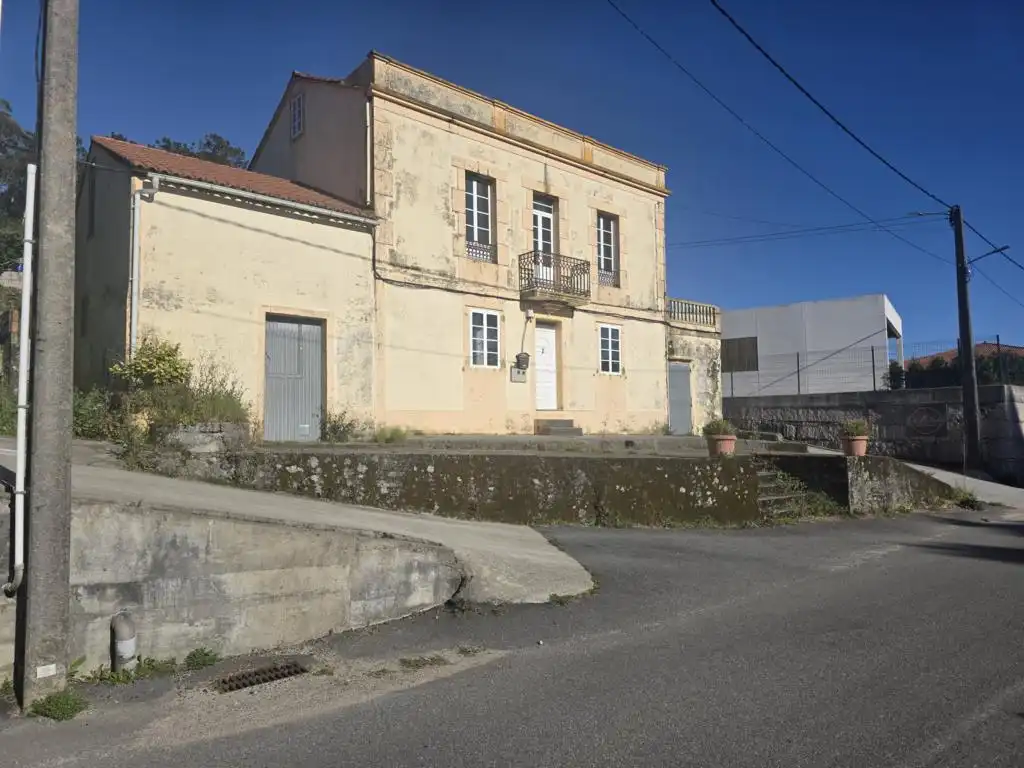 Vista exterior de Casa o xalet en venda en Boiro amb Jardí privat, Terrassa i Traster