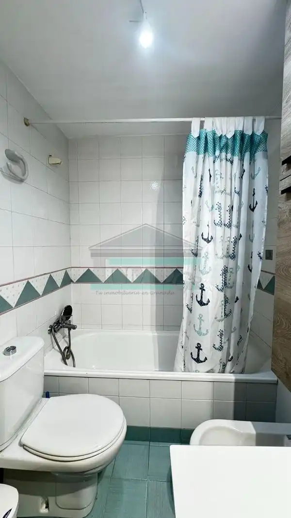 Badezimmer von Wohnung zur Miete in Granada mit Klimaanlage, Heizung und Waschmaschine