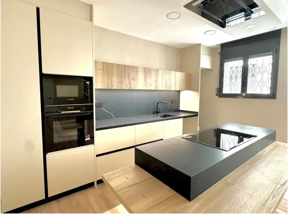 Cocina de Casa adosada en venta en Vilanova i la Geltrú con Aire acondicionado, Terraza y Horno