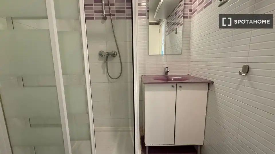 Bathroom of Flat for rent in Madrid  with Air Conditioner, Heating and Furnished