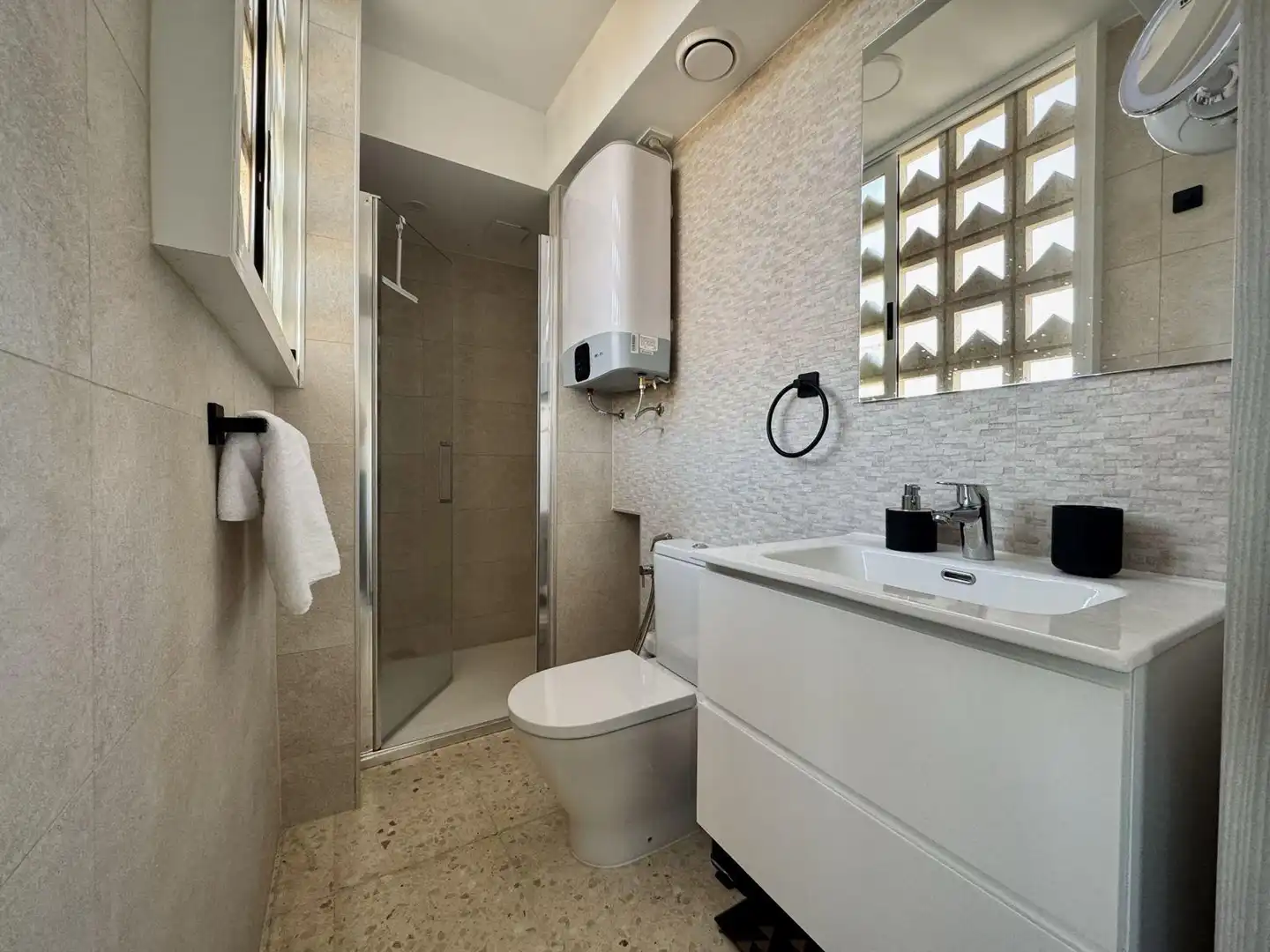 Bathroom of Apartments for rent in Benidorm  with Air Conditioner, Furnished and Community pool