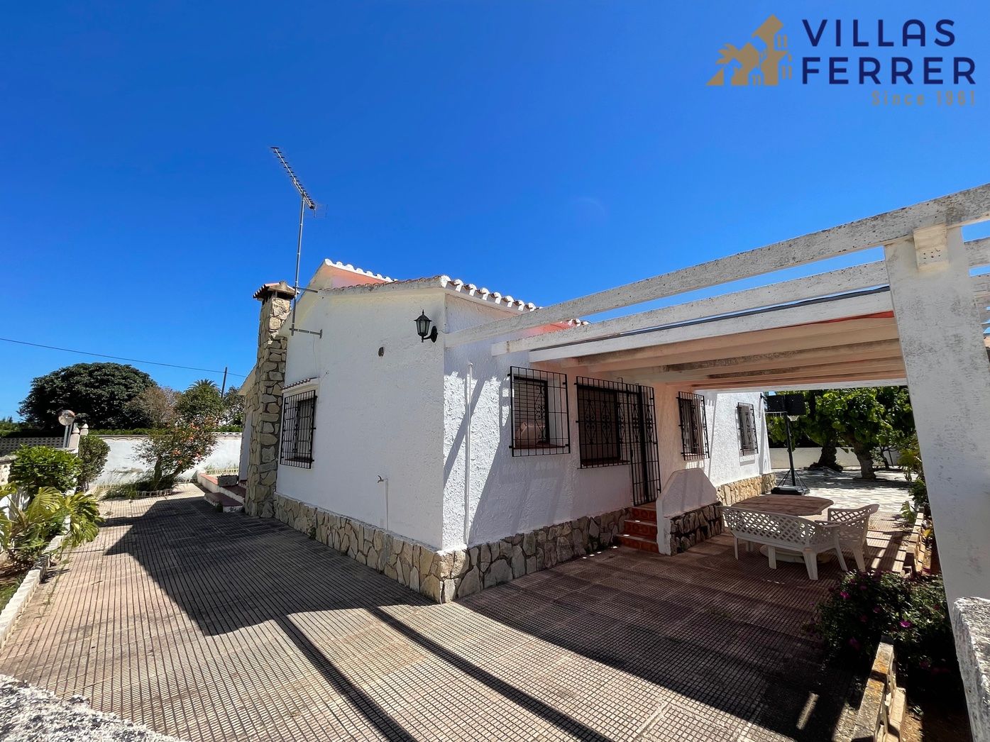 Vista exterior de Casa o xalet en venda en Dénia amb Jardí privat i Traster