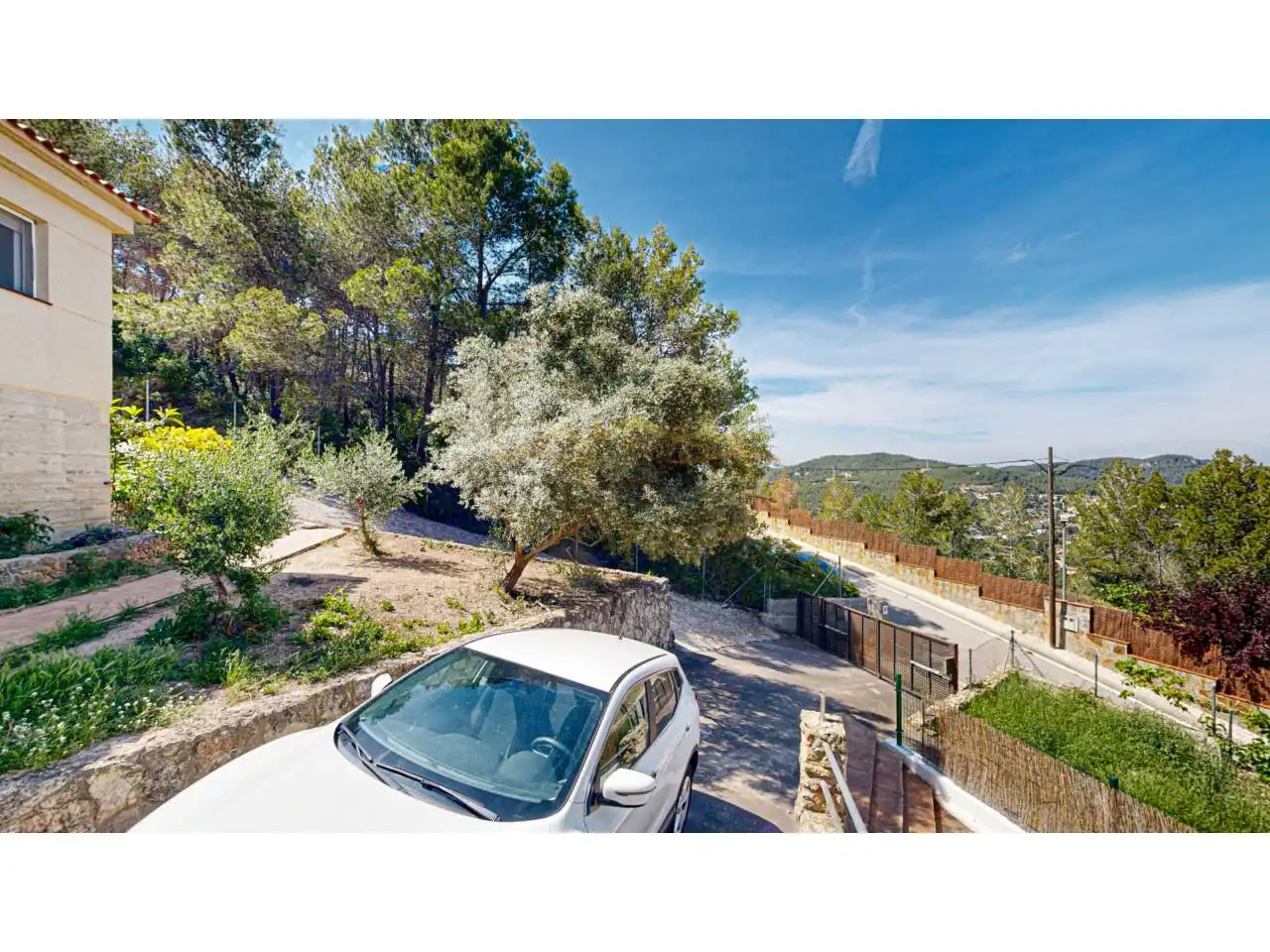 Vista exterior de Casa o xalet en venda en Corbera de Llobregat amb Aire condicionat, Jardí privat i Terrassa