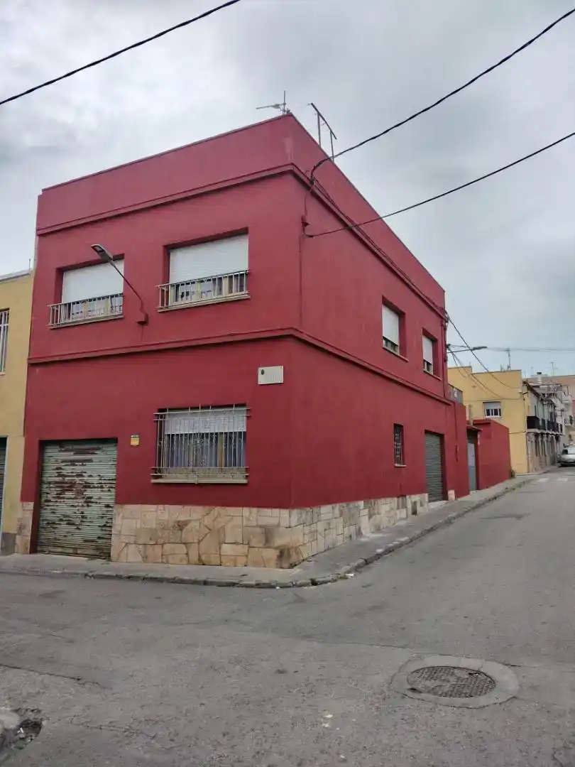 Vista exterior de Casa adosada en venta en Figueres con Aire acondicionado, Trastero y Horno