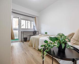 Dormitori de Apartament per a compartir en  Valencia Capital amb Balcó