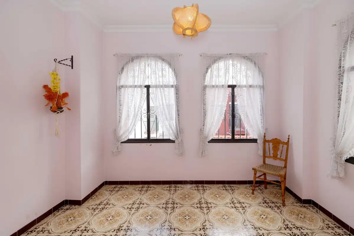 Casa adosada en venda en Dos Hermanas amb Aire condicionat, Calefacció i Jardí privat