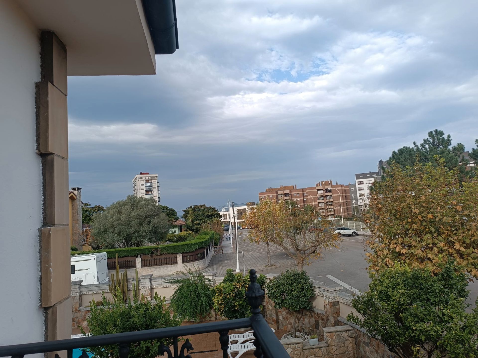 Vista exterior de Casa o xalet en venda en Castrillón amb Calefacció, Jardí privat i Parquet
