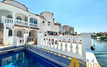 Vista exterior de Casa o xalet en venda en Empuriabrava amb Aire condicionat, Terrassa i Piscina