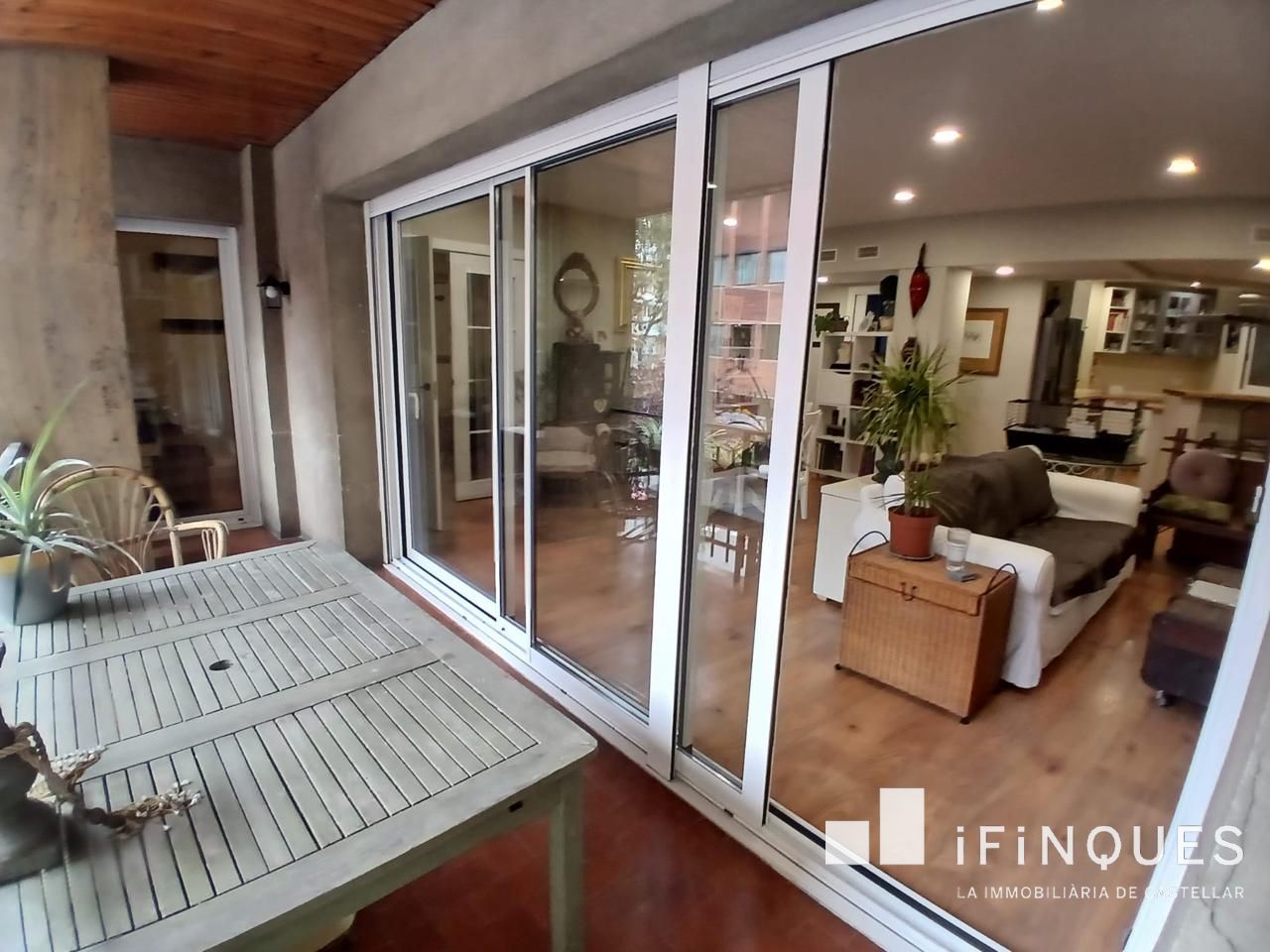 Exterior view of Flat for sale in Sant Cugat del Vallès  with Air Conditioner, Parquet flooring and Terrace